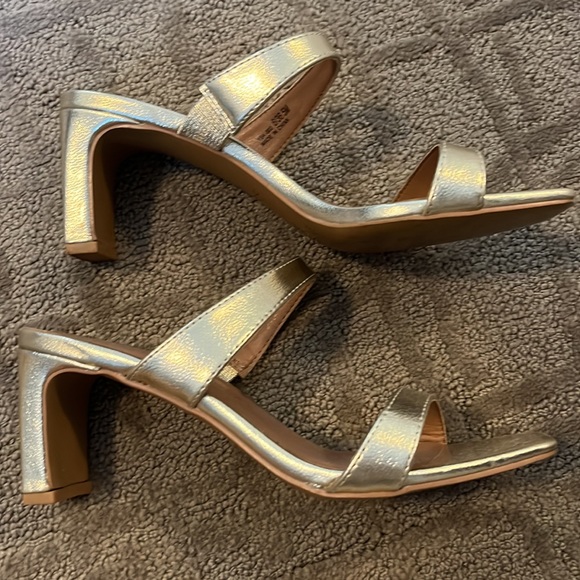 Size 6 Chinese laundry gold heels - Picture 2 of 3